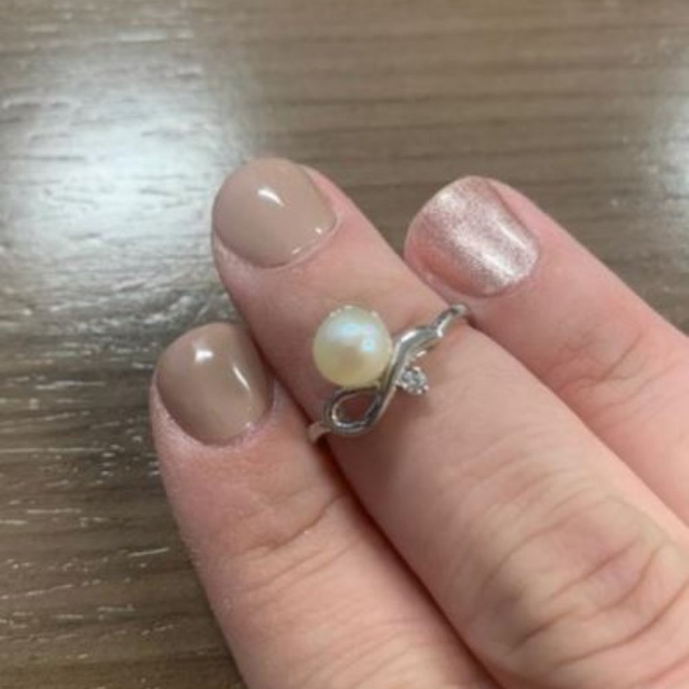 Vantel Pearls Ribbon of Hope ring